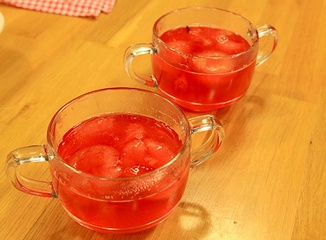 Kırmızı Erik Kompostosu Tarifi ve Malzemeleri Kırmızı Erik Kompostosu Tarifi ve Malzemeleri